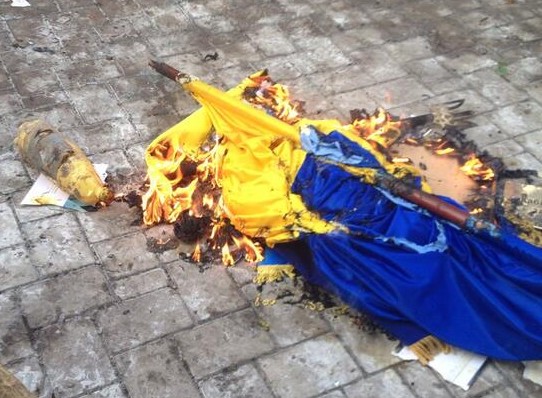 В Борисполе под дверью офиса боевиков "АТО" сожгли флаг Украины 
