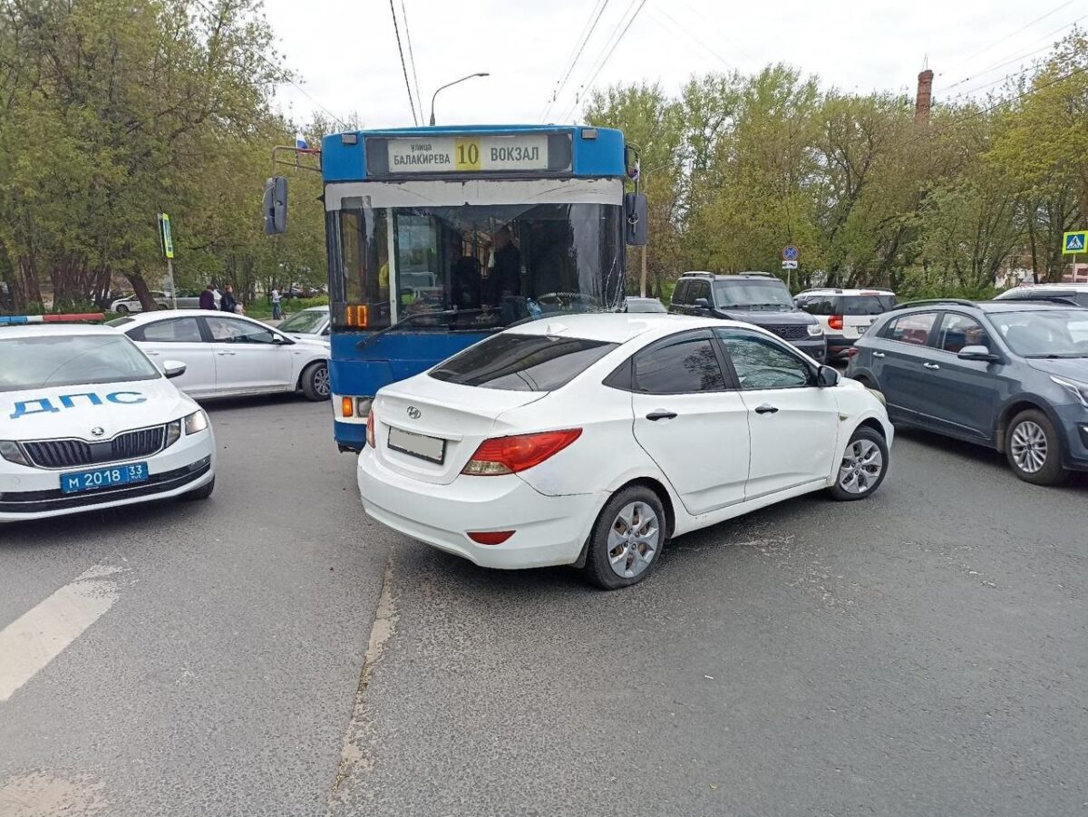 Во Владимире водитель легковушки пострадал в столкновении с троллейбусом