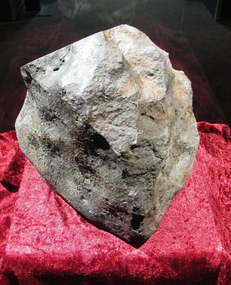 12. Мужчина 30 лет подпирал дверь камнем, а потом узнал, что это был самый настоящий метеорит в мире, везение, жизнь, история, люди, находка, удача