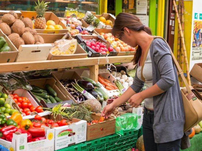 Не поленитесь наклониться к нижней полке с продуктами — это сэкономит вам деньги, а может и здоровье. /Фото: f7.pmo.ee