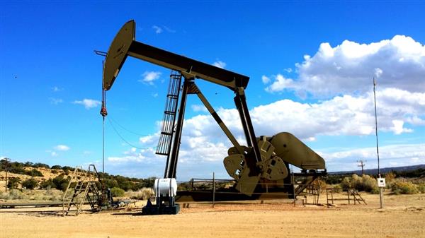 Нефть дешевеет на 4% на ожиданиях по спросу и дополнительным поставкам