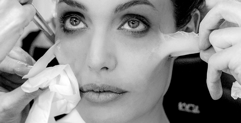 Анджелина Джоли показала, как превращается в Малефисенту