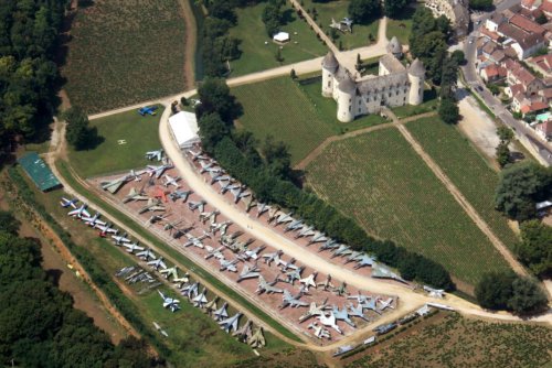 Крупнейшая в мире коллекция истребителей в шато Савиньи-ле-Бон 