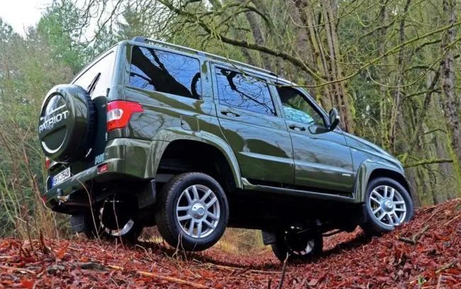 Чехи сравнили российский УАЗ Patriot и японский Nissan Navara
