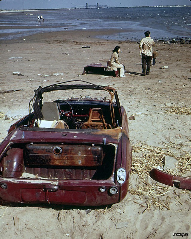 Остатки Триумф Сапфир на Плюм-Бич, Бруклин, Шипсхедбэй, 1973 год. Вдали виден мост Марин-парквэй ведущий на полуостров Рокавэй. история, люди, приколы, факты, фото