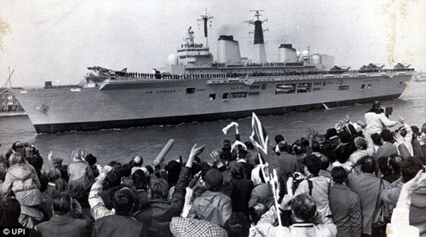 Вторжение Аргентины на Фолклендские острова в апреле 1982 года спровоцировало одну из самых амбициозных военных операций в истории бывшей Британской империи: Великобритания отправила военно-морскую...-8