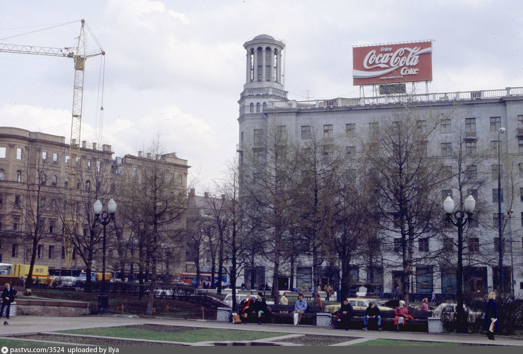 Москва 90 фото. Пушкинская площадь Москва 90е. Улица Тверская Москва 90х. Тверская улица в 1990е. Тверская улица 90е.