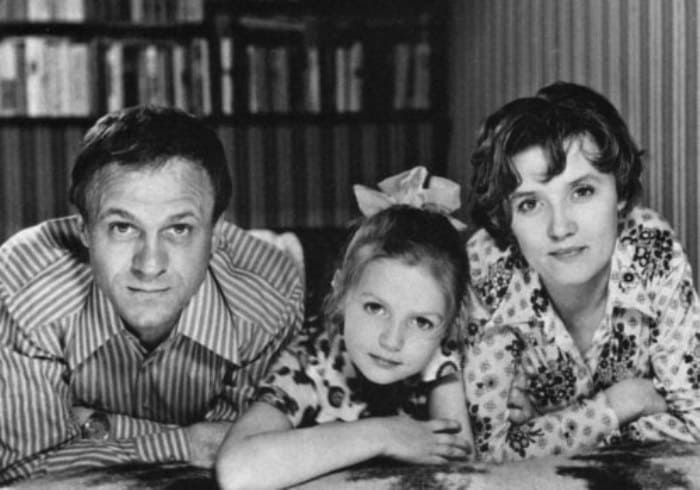 Владимир Меньшов, Вера Алентова и их дочь Юлия | Фото: kino-teatr.ru Юлии Меньшовой – 51: Чем завершились поиски счастья и самостоятельности известной телеведущей и актрисы