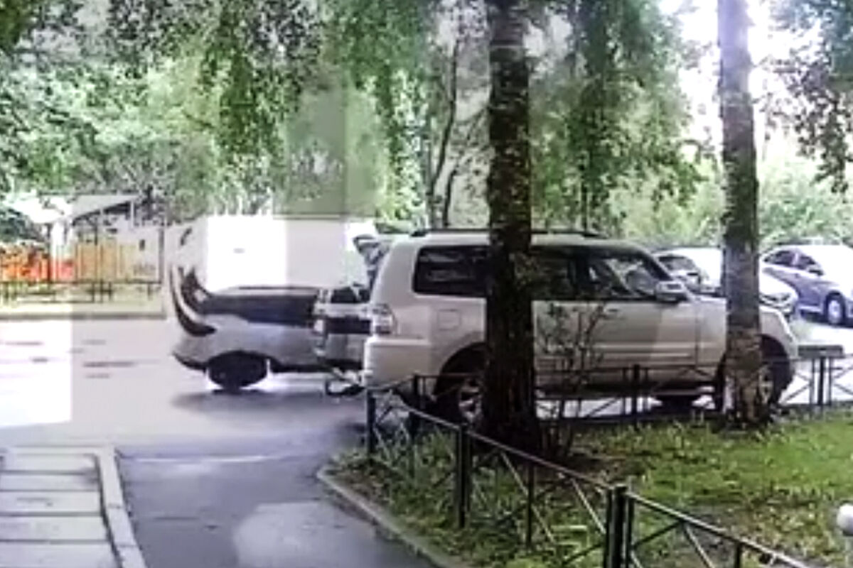 Петербуржец опрокинул новый автомобиль во время первой поездки и попал на видео