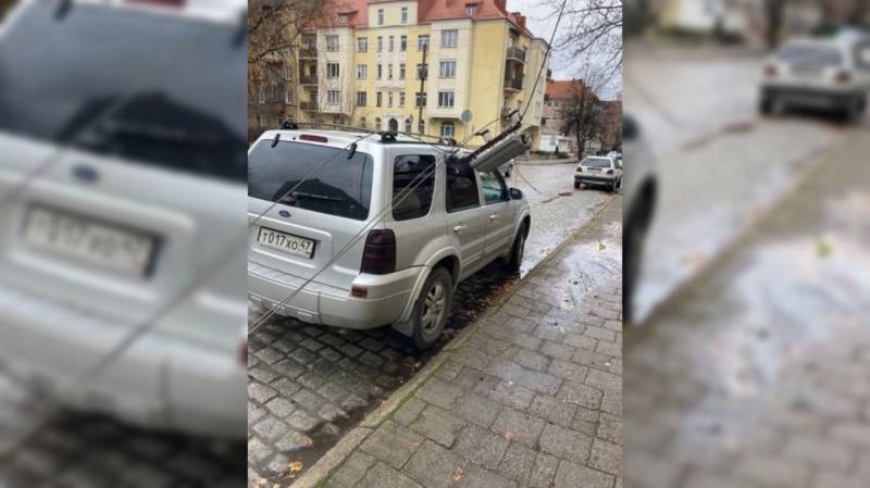 Провода обвалились прямо на припаркованные машины в Калининградской области