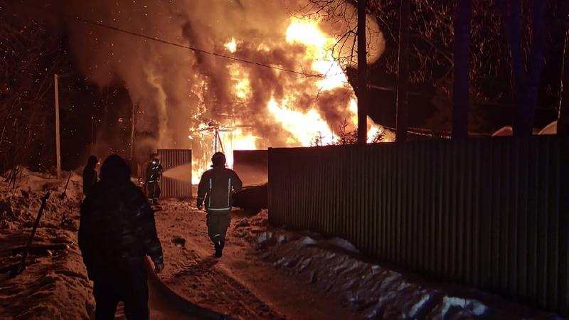 В Выборге сгорел частный дом, пламя чуть не перекинулось на машину - видео