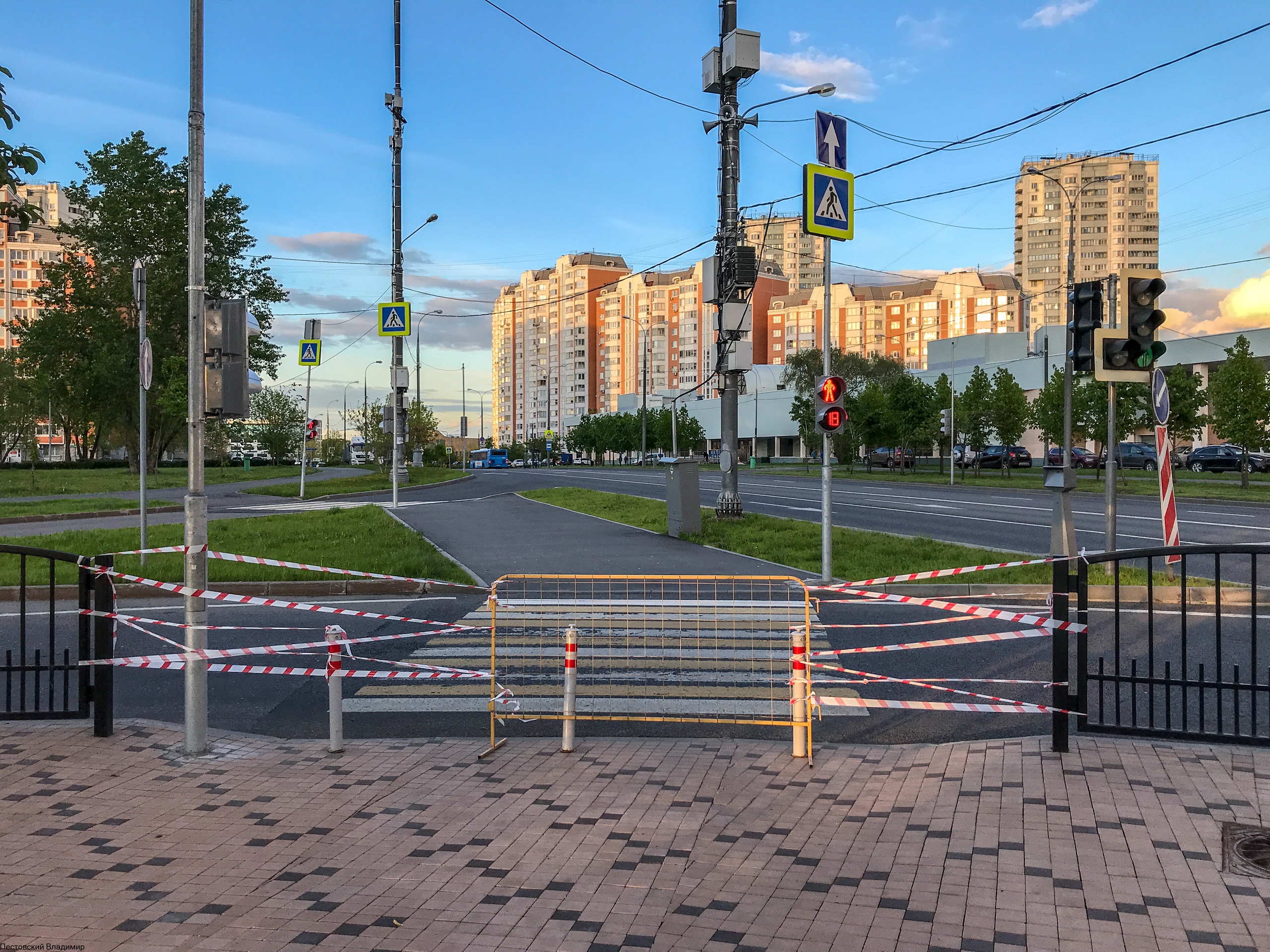 Плюсы спб. Кожухово 4 микрорайон. Благоустройство спальных районов в Москве. Парк на Лухмановской сцена. Кронштадт спальный район.