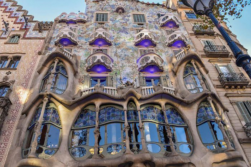 Самые интересные здания Барселоны архитектора Антонио Гауди Гауди, обязательно, Carrer, самых, Антонио, строений, формы, Passeig, Gràcia, здесь, внутреннему, 92 Дом, Висенс, House, автор, оформлению, VicensДанная, работа, выдержана, позволяет