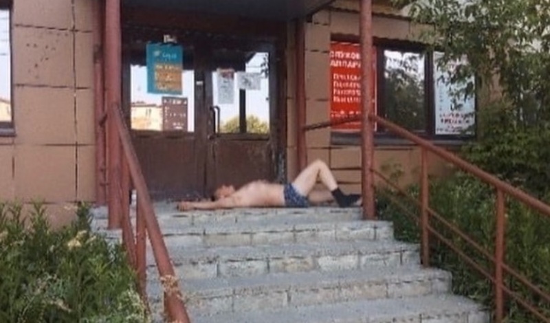 «Заберите на Бали»: лежащий мужчина в трусах изумил жителей Владивостока