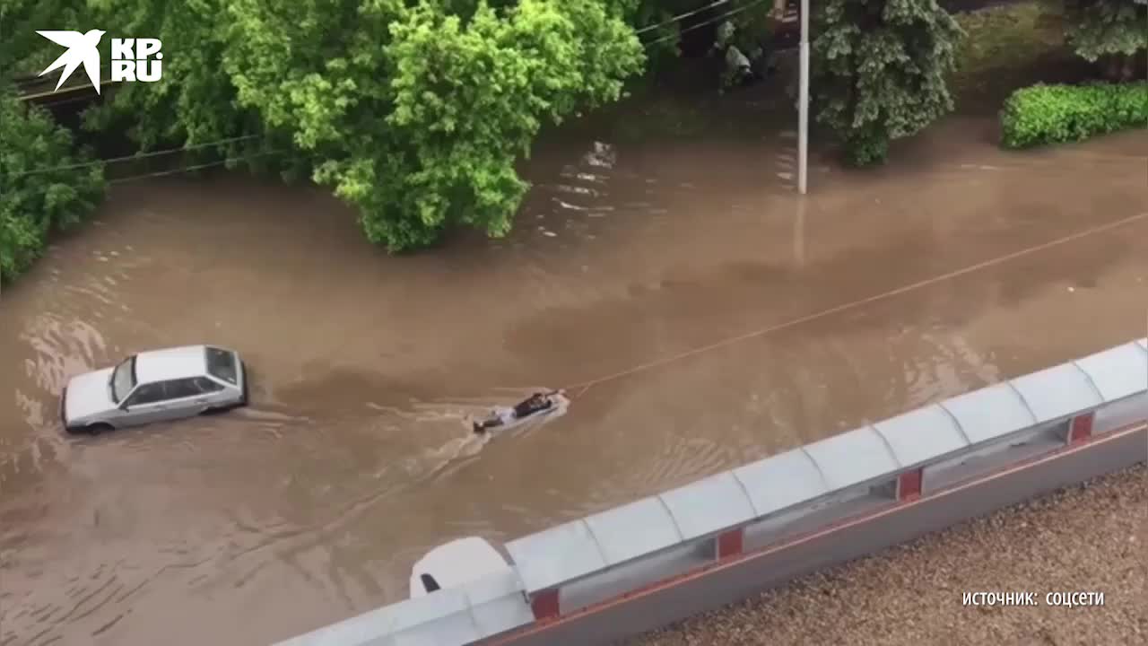 Когда хочется на море: Житель Подмосковья устроил заплыв по затопленной улице