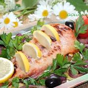 Запеченный окунь с кабачками и луком