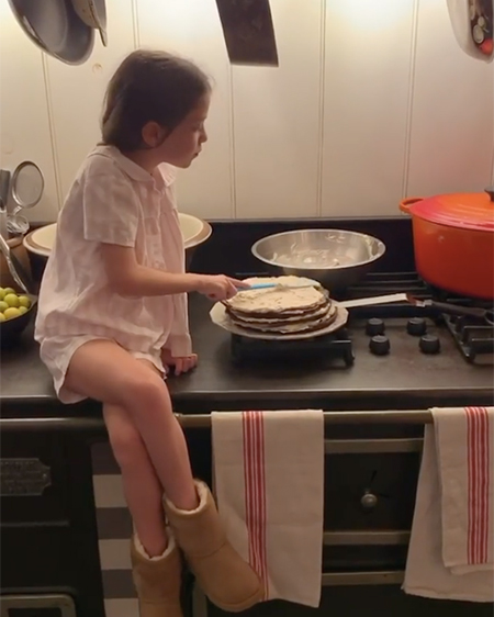 Давно не виделись: Даша Жукова с дочерью Леей приготовила торт ко дню рождения музея "Гараж" Дети,Дети знаменитостей