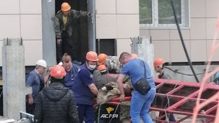 Люлька с рабочими упала с высоты на стройке в Новосибирске, ФАН узнал подробности