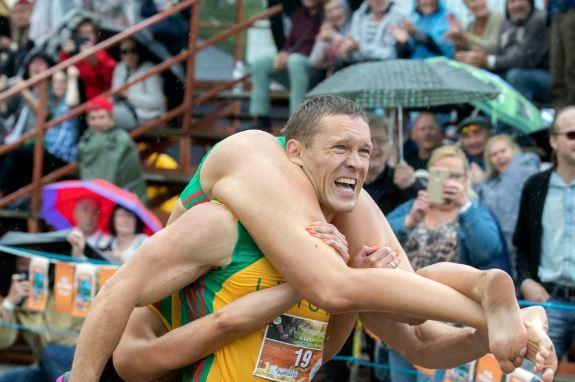 ЛИТОВСКАЯ ПАРА ПОБЕДИЛА В ЧЕМПИОНАТЕ ПО ПЕРЕНОСУ ЖЕН 