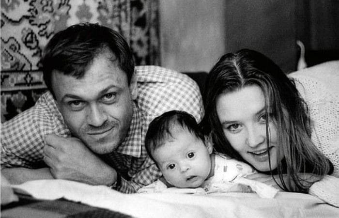 Юлия Меньшова с родителями | Фото: newrezume.org Юлии Меньшовой – 51: Чем завершились поиски счастья и самостоятельности известной телеведущей и актрисы