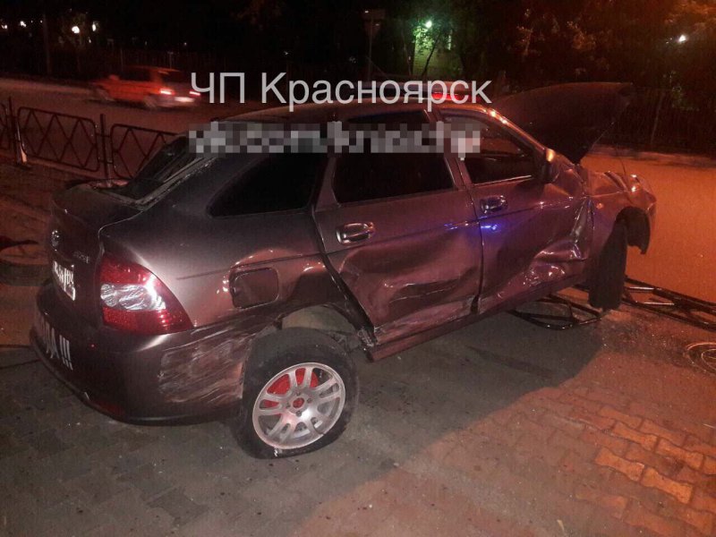 Разведенный пьяный водитель устроил аварию в Красноярске авария, авто авария, дтп, лада, прикол, пьяный, пьяный за рулем, развод