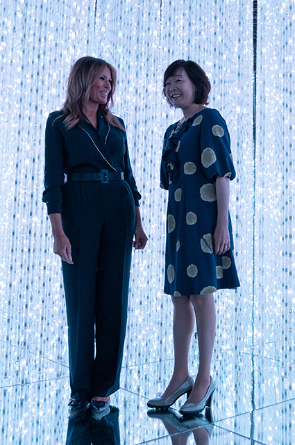 Вышивка и платье как у Меган Маркл: что носит Мелания Трамп в Японии Вышивка и платье как у Меган Маркл: что носит Мелания Трамп в Японии Звездный стиль