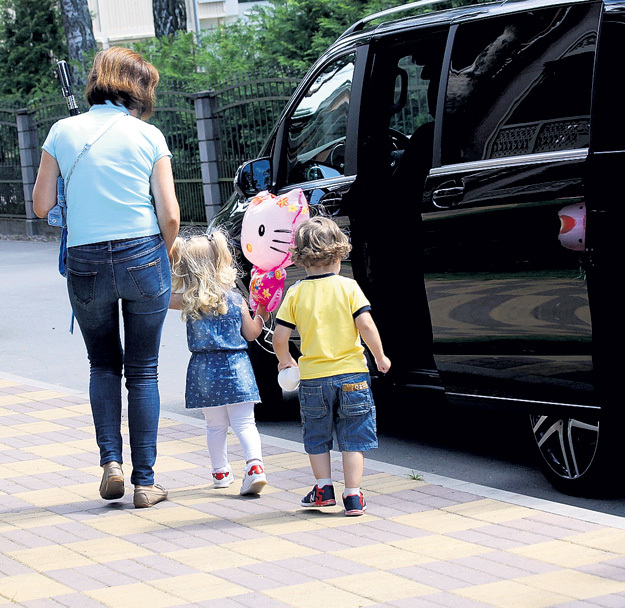 Иногда малыши отправляются на дальнюю прогулку в микроавтобусе