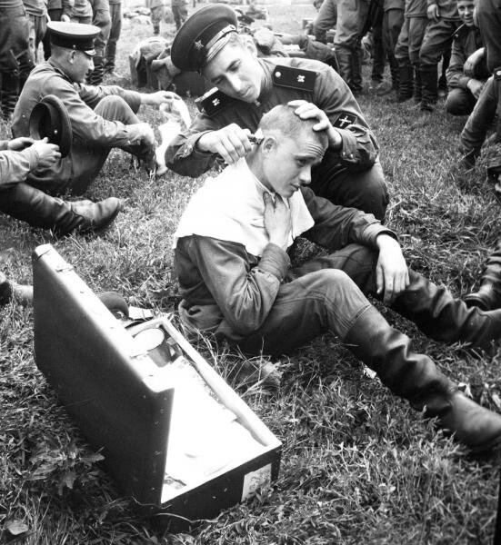 Офицер стрижет солдата
Всеволод Тарасевич, 1956 год, ГДР, г. Дрезден, МАММ/МДФ. 