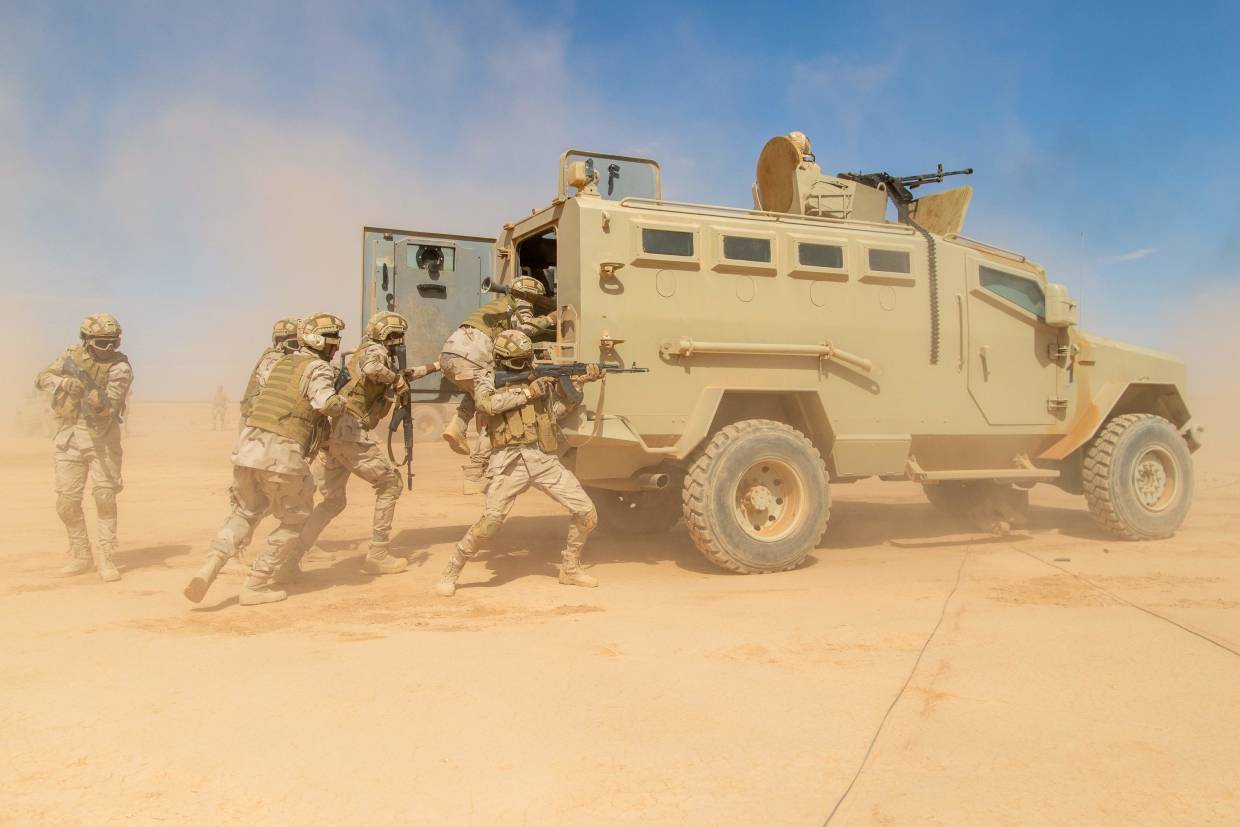 Авиация, танки и пехота: 106 бригада ЛНА уничтожила условных террористов на учениях Авиация, танки и пехота: 106 бригада ЛНА уничтожила условных террористов на учениях Весь мир