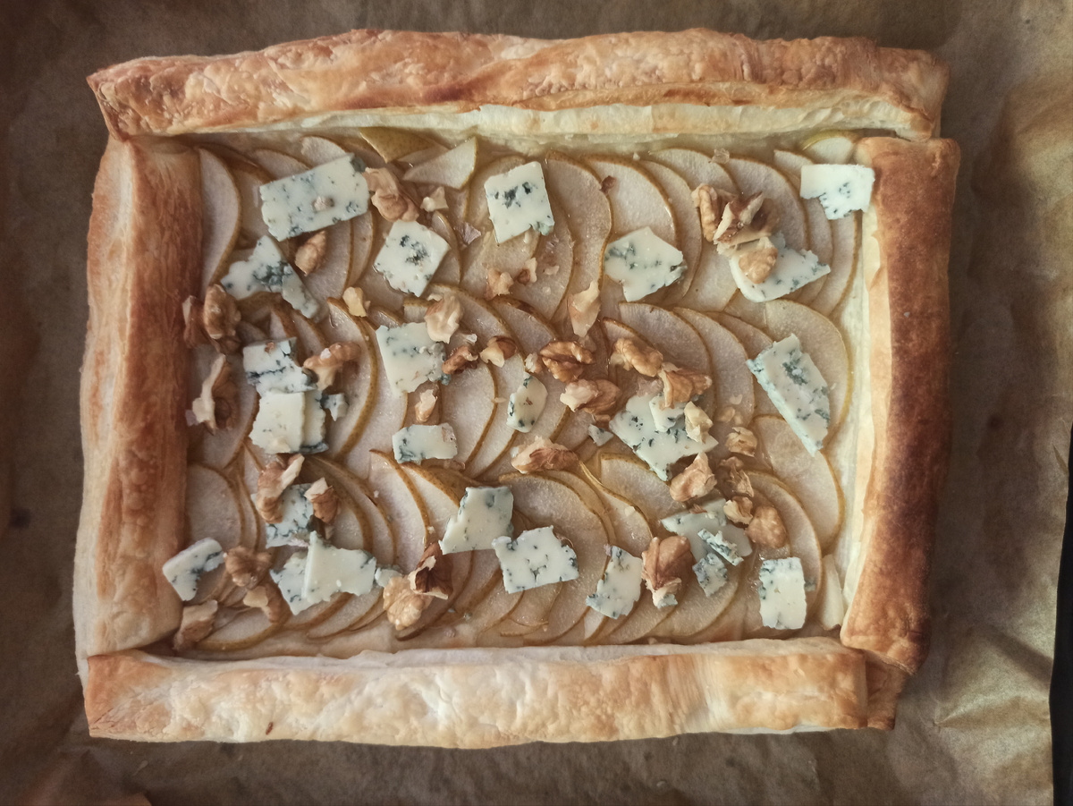 Слоеный пирог с грушей, голубым сыром, медом и грецкими орехами – изысканное угощение, которое быстро и просто готовится Слоеный пирог с грушей, голубым сыром, медом и грецкими орехами – изысканное угощение, которое быстро и просто готовится тесто, пирог, орехи, пласт, уложите, чтобы, нужно, когда, духовку, поэтому, сразу, который, упаковка, немного, пирога, разрежьте, получается, полоски, орехами, примерно