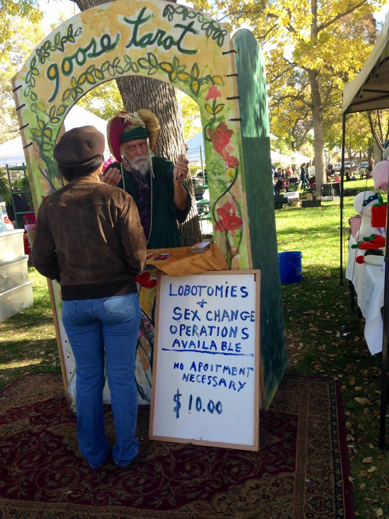 Уличный маг, предлагающий лоботомию и операцию по смене пола всего за 10 долларов люди, мир, фотография, явление