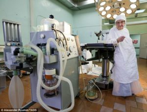 Рязанский врач Алла Левушкина — старейший оперирующий хирург в мире
