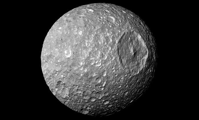 На одной из лун Сатурна зафиксировали движение подо льдом. Ученые полагают, что на глубине 20 километров находится океан Мимас, достаточно, своей, либрацию, спутника, Сатурна, чтобы, полностью, Космический, провоцируют, Авторы, недрах, активность, геологическую, колебание, Колебания, вращения, предполагают, испытывает, выяснилось
