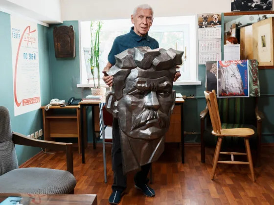 Накануне 110-летия старейшей киностудии обнаружен барельеф Горького 65-летней давности