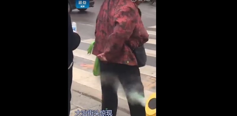 Китайцев на дорогах поливают водой за нарушения ynews, видео, дорога, китай, красный свет, новости, пдд