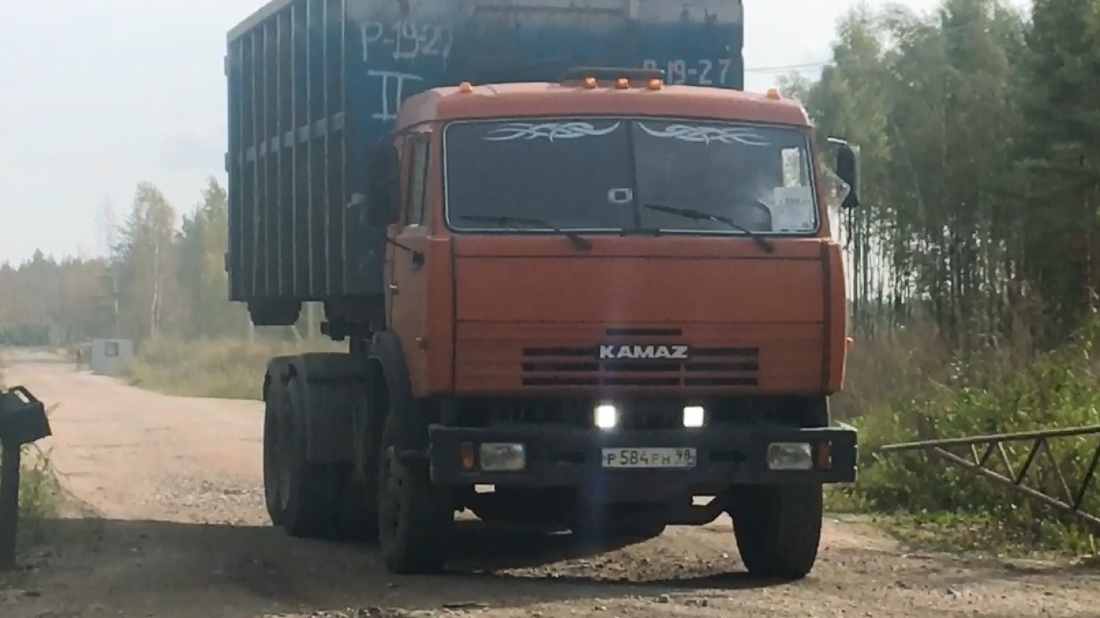 Автомобиль КамАЗ загорелся в Приморском районе Петербурга