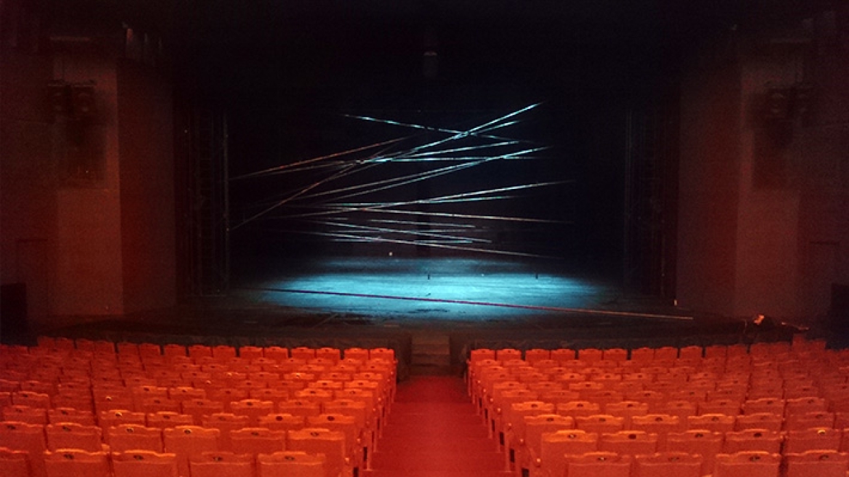 Хочешь жить — верти умением: режиссер Илья Архипов о жизни театров в период пандемии Хочешь жить — верти умением: режиссер Илья Архипов о жизни театров в период пандемии Общество