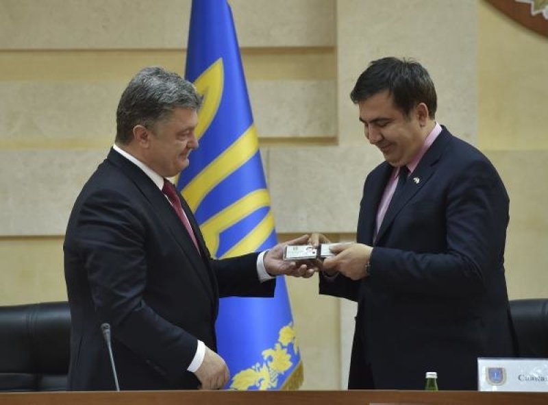 Заклятые друзья: почему «барыга» Порошенко не высылает «Мишку-подкидыша» из Украины