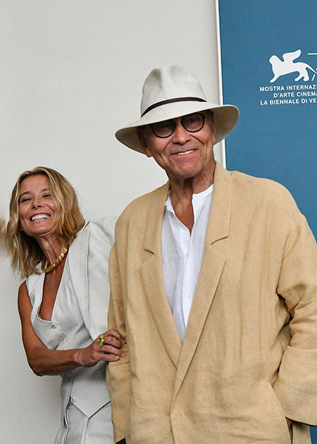 Андрей Кончаловский и Юлия Высоцкая с сыном Петром на премьере фильма "Дорогие товарищи!" в Венеции Андрей Кончаловский и Юлия Высоцкая с сыном Петром на премьере фильма "Дорогие товарищи!" в Венеции Звезды,Красная дорожка