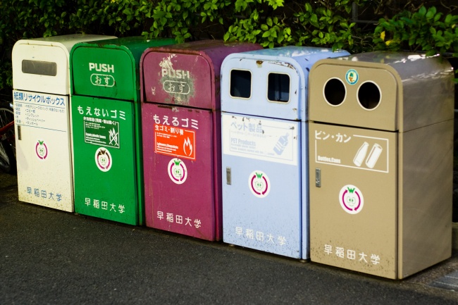 3590405-R3L8T8D-650-Recycling_bins_Japan