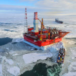 Добывают нефть в Арктике