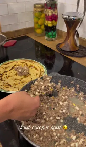 Блины с красной икрой и народные костюмы: как Яна Рудковская, Виктория Шелягова, Оксана Самойлова и Наталья Давыдова отмечают Масленицу instagram (инстаграм),социальная сеть,анджелина боня,викторий боня,Виктория Шелягова,г,Москва [1405113],григория добрыгина,Екатерина Волкова,Ксения Пунтус,Наталья Давыдова,Наталья Подольская,Никита Михалков,Оксана Самойлова,полина подплетенная,Яна Рудковская