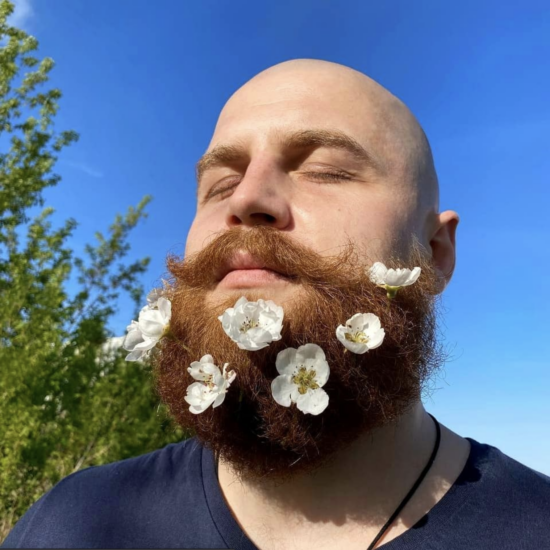 «Это не просто „девочки, записываемся на ноготочки“, а целое искусство»: интервью с бородатым мастером маникюра Иваном Добровым