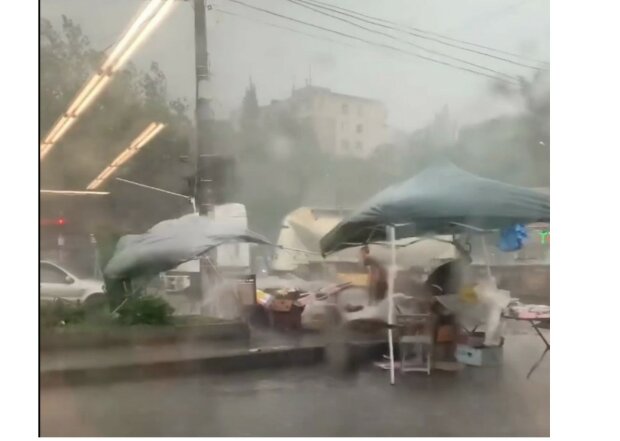 Одесситов просят не выходить из дома: ливень со шквальным ветром обрушился на город