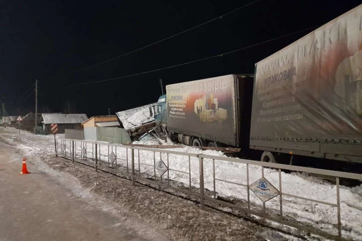 Десятитонная фура с одноразовой посудой протаранила баню под Екатеринбургом