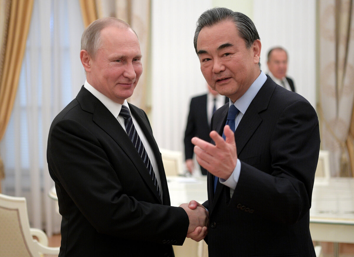 Президент России Владимир Путин и министр иностранных дел КНР Ван И