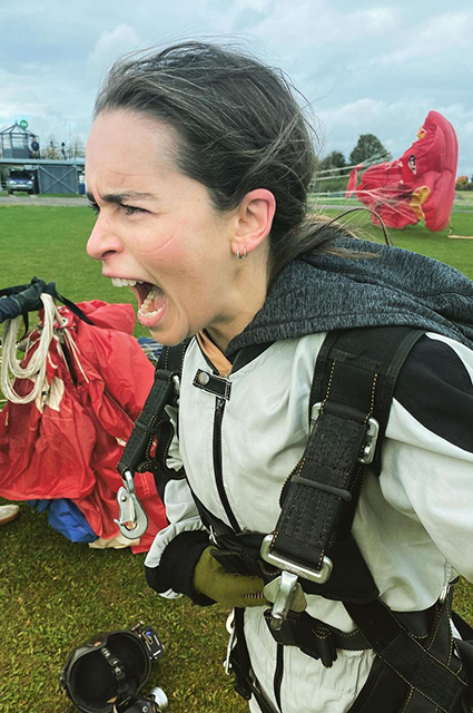Эмилия Кларк прыгнула с парашютом в честь своего 34-летия: "Экзистенциальный ужас!" Новости
