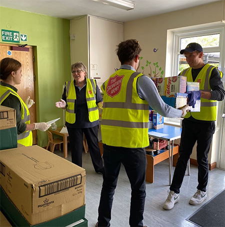 По примеру Кейт Миддлтон: принцесса Евгения и Джек Бруксбенк помогли нуждающимся британцам По примеру Кейт Миддлтон: принцесса Евгения и Джек Бруксбенк помогли нуждающимся британцам Монархи,Британские монархи