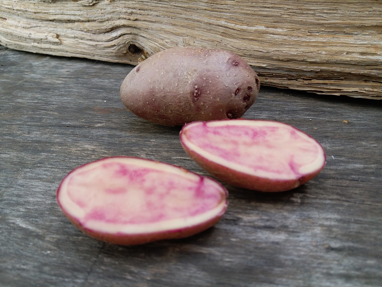 Картофель сюрприз описание сорта. Картофель с розовой мякотью сорта. Картошка розовая внутри. Розовый картофель с розовой мякотью. Сорта картошки розовые внутри.