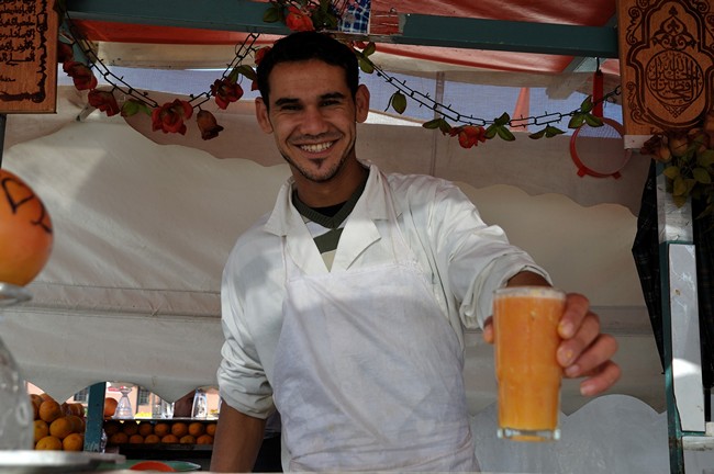Блог Павла Аксенова. Анекдоты от Пафнутия. Orange juice seller at Djemaa el Fna square in Marrakesh. Фото Philip Lange - Depositphotos
